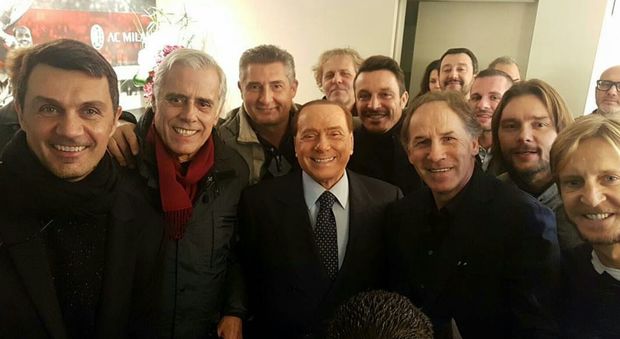 Berlusconi, con le vecchie glorie del Milan ma nella foto c'è Salvini imbucato