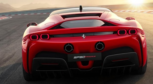 Con la Ferrari non pagano l'autostrada: a bordo madre di 11 figli con una lunga fedina penale