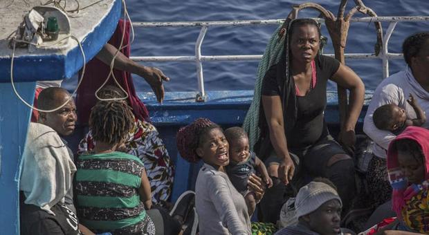 Germania, migranti legati e sedati dalla Polizia prima di essere rimandati in Italia