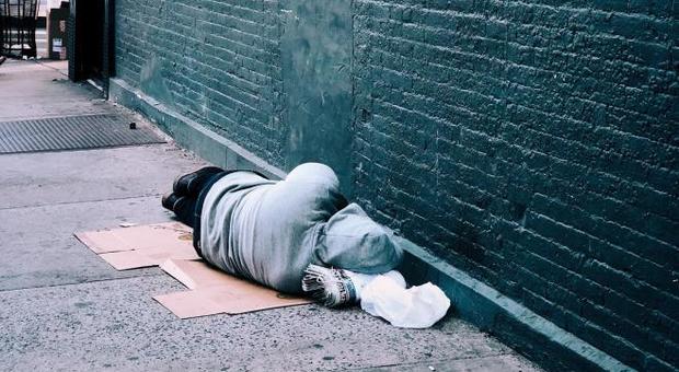 Coppia uccide una senzatetto per intascare il suo sussidio: per mesi hanno finto fosse ancora in vita