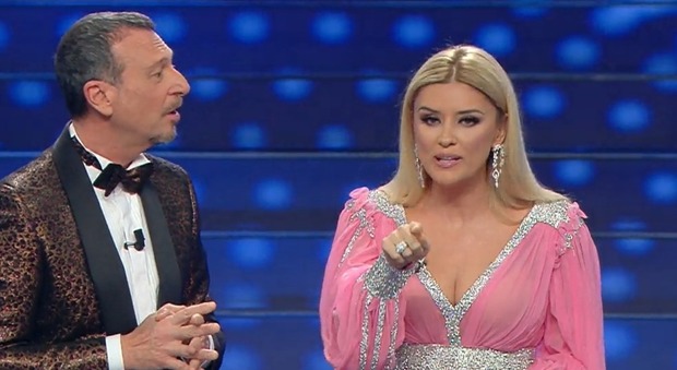Sanremo 2020, Amadeus presenta Alketa Vejsiu. Poi l'inaspettato in diretta: «Ma che è?»