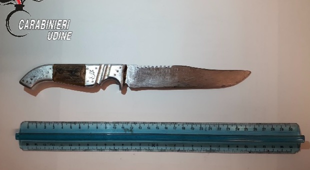 Il coltello di fattura artigianale sequestrato dai carabinieri a Chiusaforte