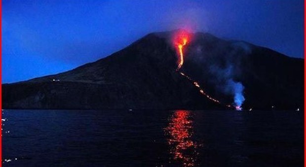 Stromboli, nella notte nuova eruzione con colate di lava fino al mare