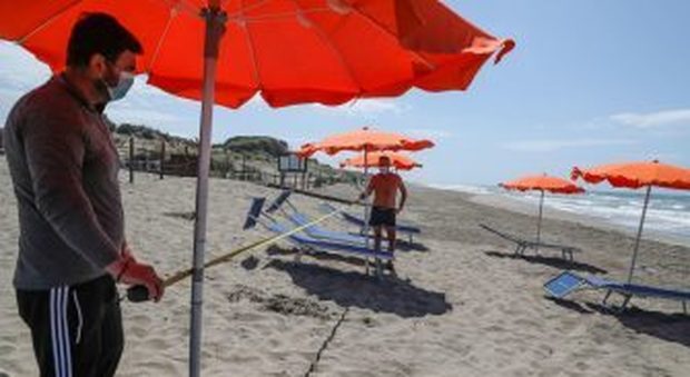 Regole spiagge 2020, ecco l'ordinanza di De Luca: 10 mq per ombrellone e accesso solo su prenotazione