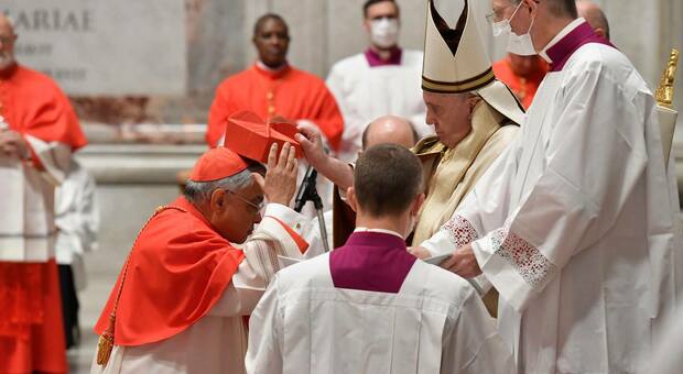 Creati 13 nuovi cardinali, tra loro anche il salentino Semeraro. Il Papa: «Comportati bene»