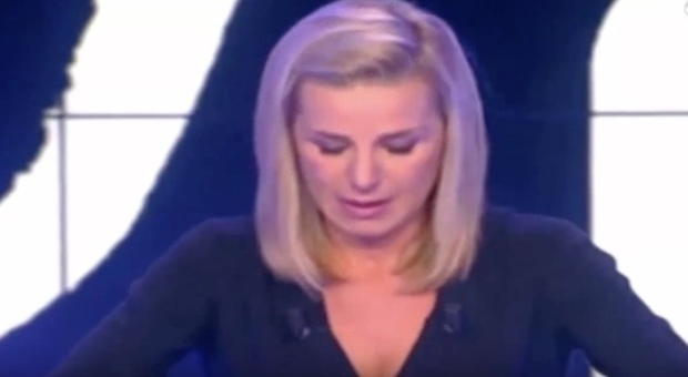 Ricorda i colleghi uccisi e si commuove, lacrime tv per giornalista francese | Video