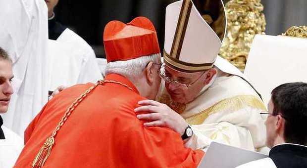 L'abbraccio tra Papa Francesco e il neo cardinale Gualtiero Bassetti