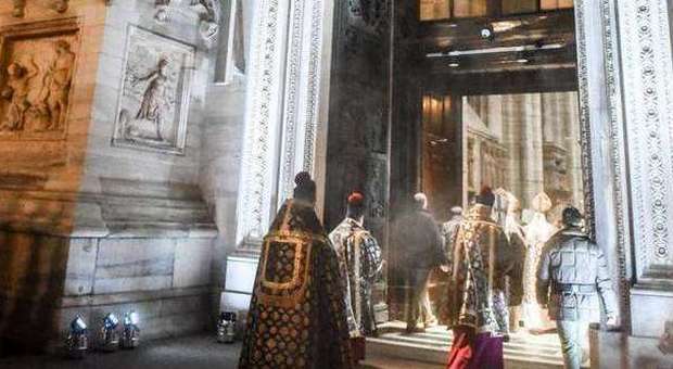 Giubileo, aperta la porta Santa del Duomo di Milano: 2mila fedeli in piazza