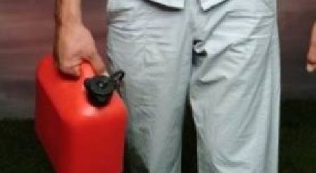 Va sotto casa dell'ex armato di taniche di benzina: arrestato nel Napoletano