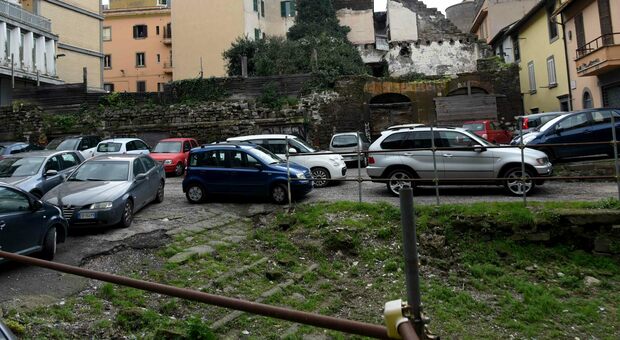 Piazza Campoboio, terra di nessuno: parcheggio selvaggio, detriti e degrado. Istituzioni assenti