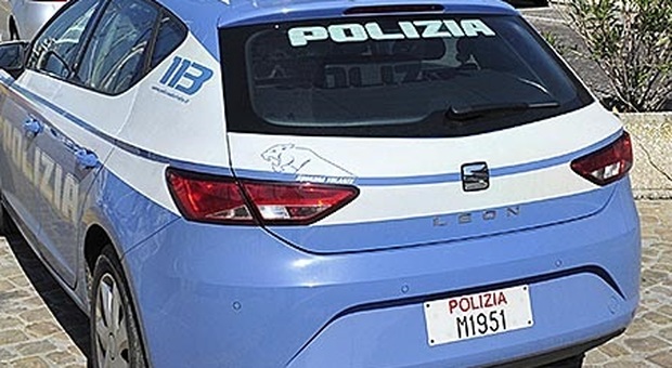 Pesaro, richiedente asilo aggredisce i poliziotti e cerca di strappare la pistola