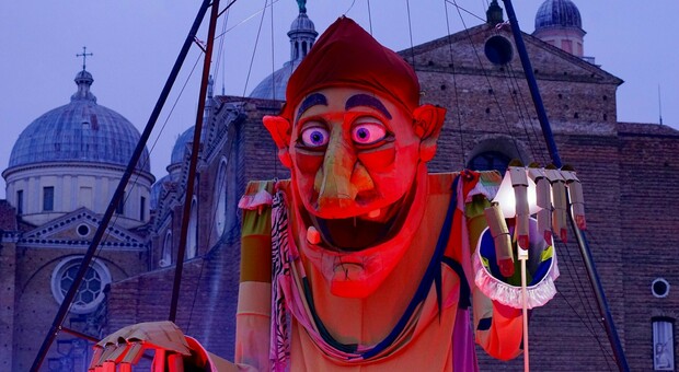 Befana in Prato della Valle: grande evento per famiglie con la "vecchia" gigante, i personaggi Disney e 3.600 calze di dolci in regalo. Il programma completo