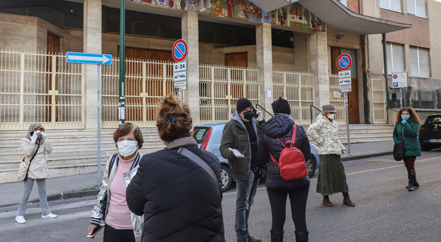 Coronavirus a Napoli, la denuncia dei familiari delle vittime della casa di cura di Fuorigrotta: «Gravi ritardi nei tamponi»