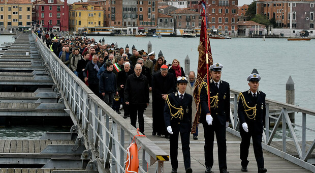 L'inaugurazione del ponte di barche per il cimitero di San Michele dell'anno scorso