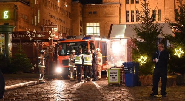 Esplosione al mercatino di Natale Tre feriti e panico tra i passanti a Berlino