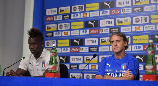 Italia, Mancini: «Balotelli ha grandi qualità, ma uno basta...». Poi dà la formazione anti-Olanda