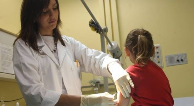 Roma, bimba di 11 anni a rischio infezione: classe e maestri si vaccinano contro il morbillo