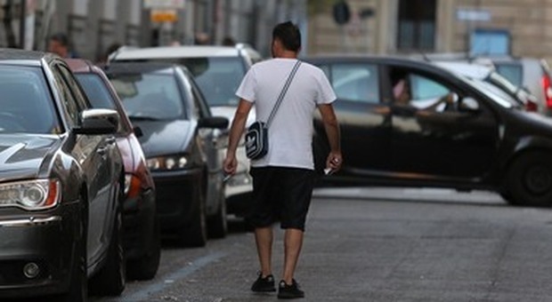 Napoli, sanzionati parcheggiatori abusivi e sequestrati falsi permessi per invalidi