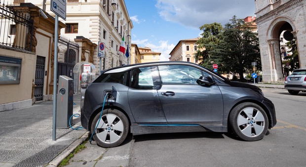 Come si viaggia con l'auto elettrica: dalle app alle ricariche, il report dell'Ue