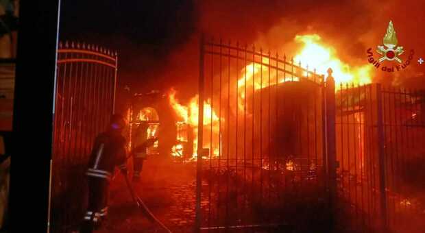 Incendio vicino Villa Torlonia: fiamme nel parco di Villa Massimo, a fuoco un chiosco e dei fabbricati in legno. Nessun ferito