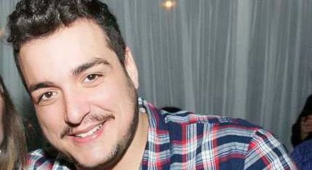 Tarquinia, 27enne muore mentre gioca a beach volley. Gli amici: «Schiaccia forte da lassù»