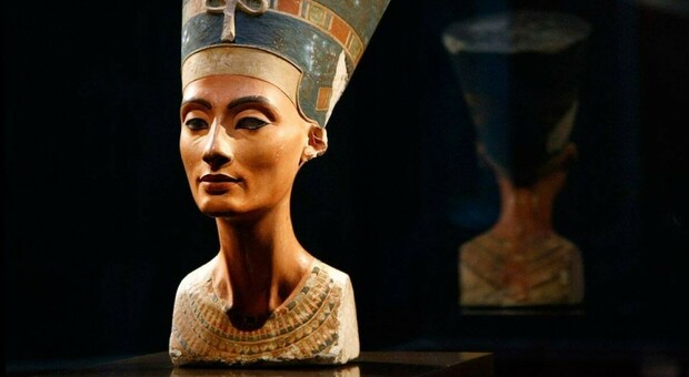 «Nefertiti usava un nome maschile». La rivelazione dell'archeologo superstar Hawass