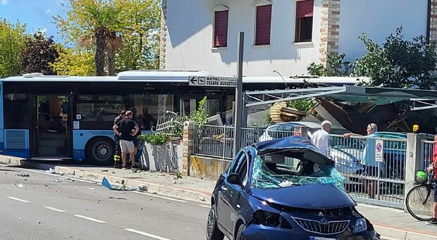 Bus Atvo contro una Lancia Y: l'autobus finisce in un cortile privato. 5 feriti, 2 gravi
