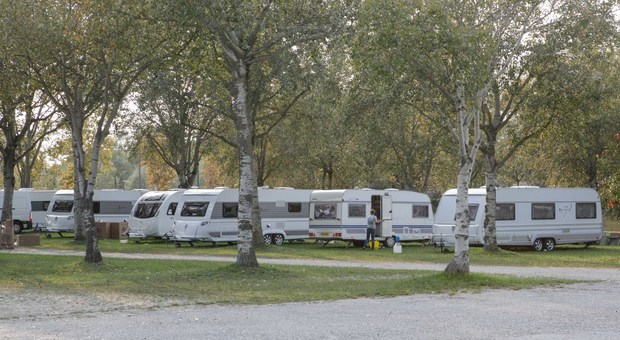 «Invasione di camper dei rom: il parco è diventato una latrina»