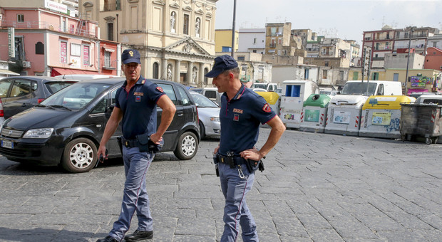 Napoli, l'ennesima stesa criminale: 18 bossoli trovati a piazza Mercato
