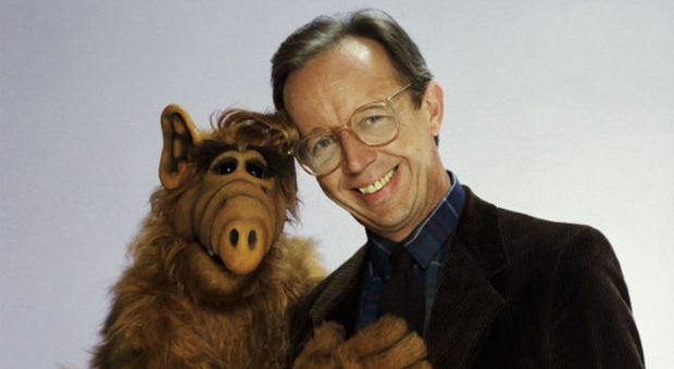 L'attore Max Wright insieme a suo figlio extraterrestre nella sitcom "Alf"