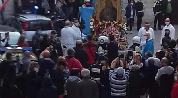 Barletta, processione «scortata» dai vigili fino alla cattedrale: violate le norme anti-contagio