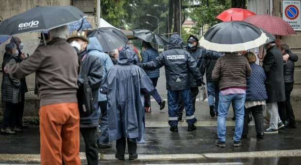 Milano, vaccini 75-79, primo giorno tutti in coda sotto la pioggia. Over 60, Fontana: «Per partire con le prenotazioni aspettiamo le nuove dosi»