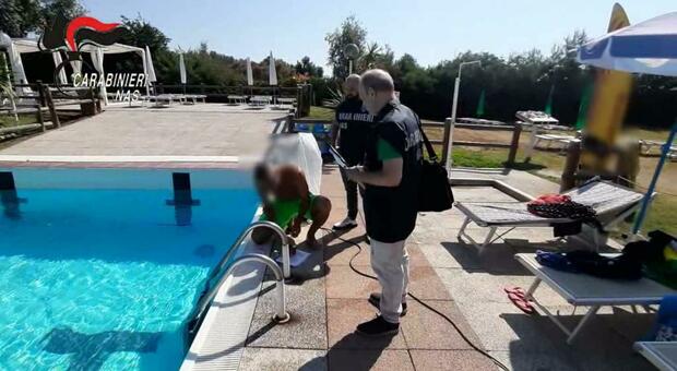 Bambina di un anno e mezzo muore annegata in piscina: è caduta in acqua mentre stava giocando con gli amichetti