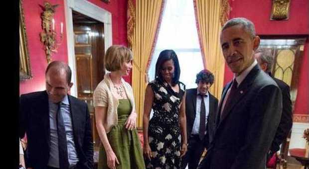 Bimba piange distesa in terra alla Casa Bianca, Obama scherza. La foto diventa virale