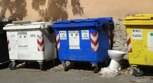Rieti, tazza di gabinetto da giorni abbandonata tra i cassonetti dei rifiuti in via dell'Ospedale