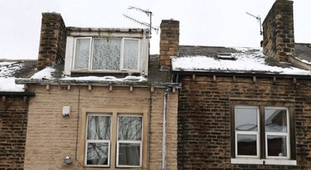 Gb, le copiose nevicate ricoprono tutti i tetti tranne uno: la polizia entra e scopre il mistero