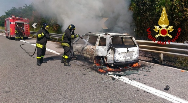 Auto prende fuoco sull'autostrada, giovani napoletani salvi in extremis