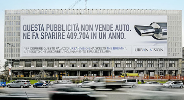 La pubblicità su un palazzo a Milano