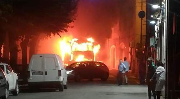 Bus in fiamme tra i palazzi: paura nella notte a Bellegra