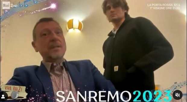 Sanremo 2023, Angelo Duro ospite nella seconda serata: Amadeus annuncia il comico (e lui lo insulta)