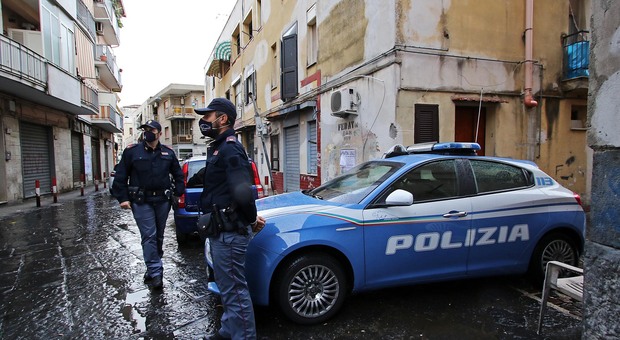 immagine Napoli, sorpreso con la droga a Secondigliano: arrestato 50enne
