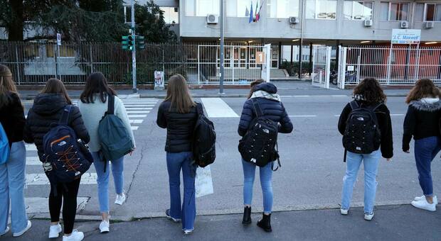 A Milano la scuola riparte con la rivoluzione oraria, tra mezzi pubblici potenziati e proteste contro le classi pollaio