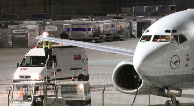 Uccelli risucchiati nei motori, volo Lufthansa si blocca in fase di decollo