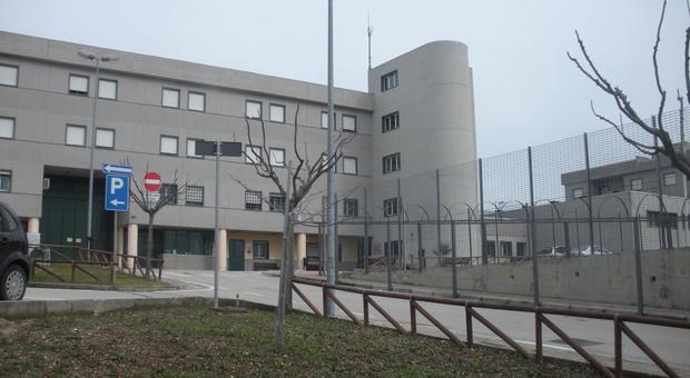 Detenuto con problemi psichiatrici aggredisce tre agenti nel carcere di Avellino