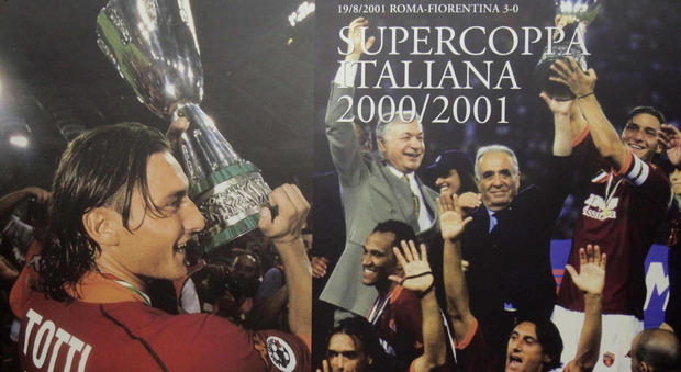 Francesco Totti solleva la Supercoppa italiana nel 2002