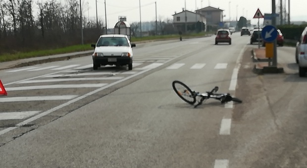 Ciclista travolto da un’auto: trasportato in ospedale