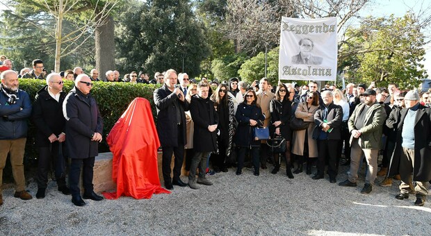 Svelata la statua di Rozzi ai giardini di corso Vittorio Emanuele: in mille per il Presidentissimo