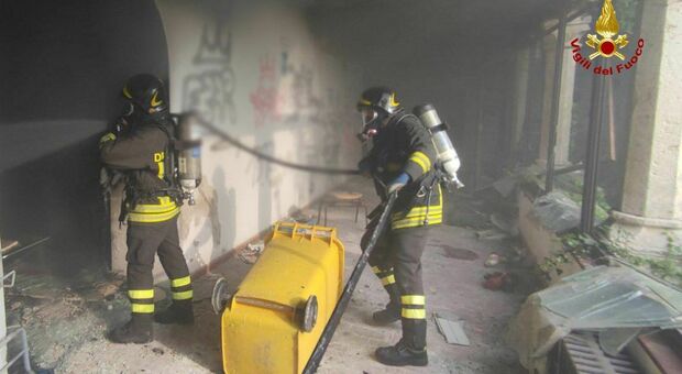 Incendio in una scuola abbandonata ad Ascoli, i vigili del fuoco domano le fiamme con due autobotti