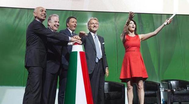 Alitalia, nuovo look e 310 assunzioni: Renzi a Fiumicino e la gaffe della D'Amico