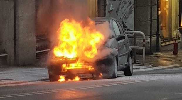 Auto in fiamme in via del Tritone, traffico in tilt e zona sgomberata